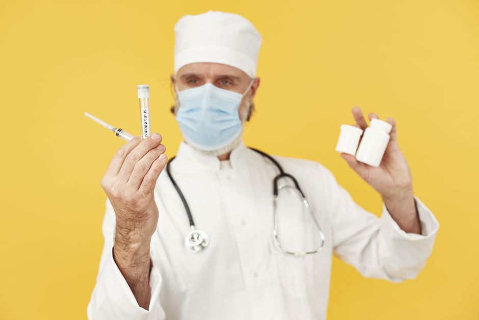 Médecin vérifiant les rappels de vaccins avant un voyage