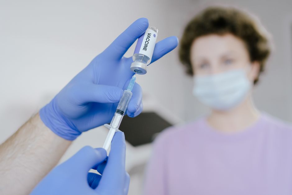 Voyageur consultant les recommandations santé sur son téléphone
