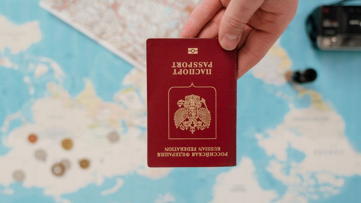 Documents d’ETA et passeport sur un bureau