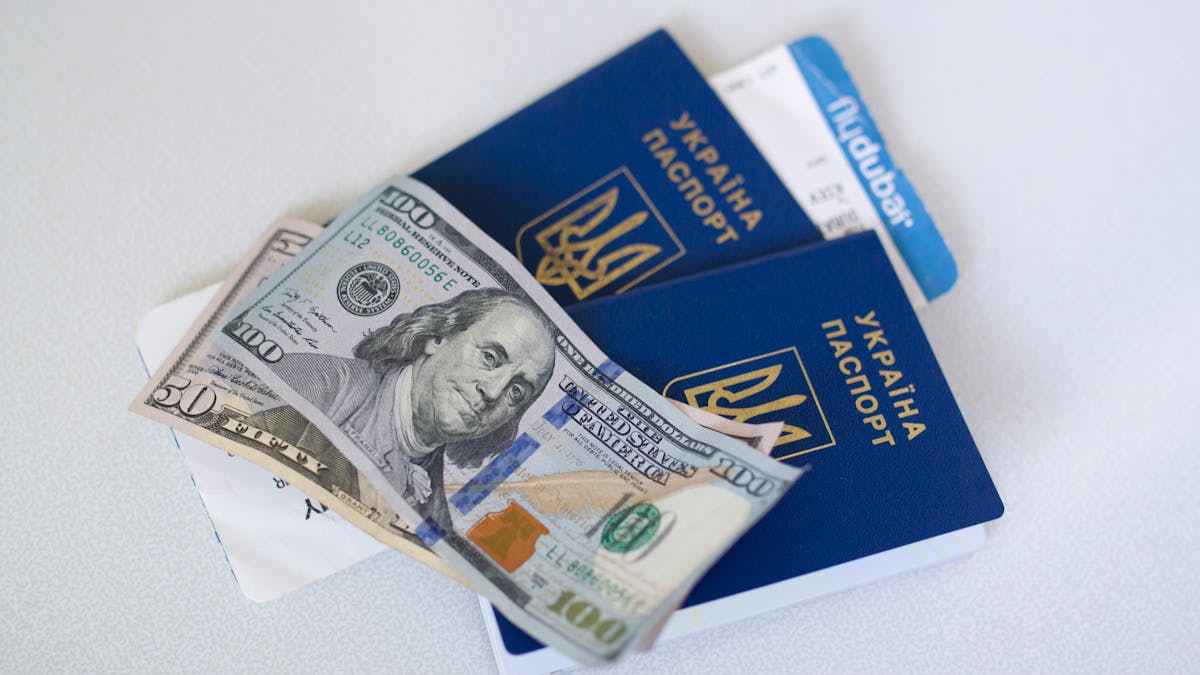 Voyageur comparant ETA et visa
