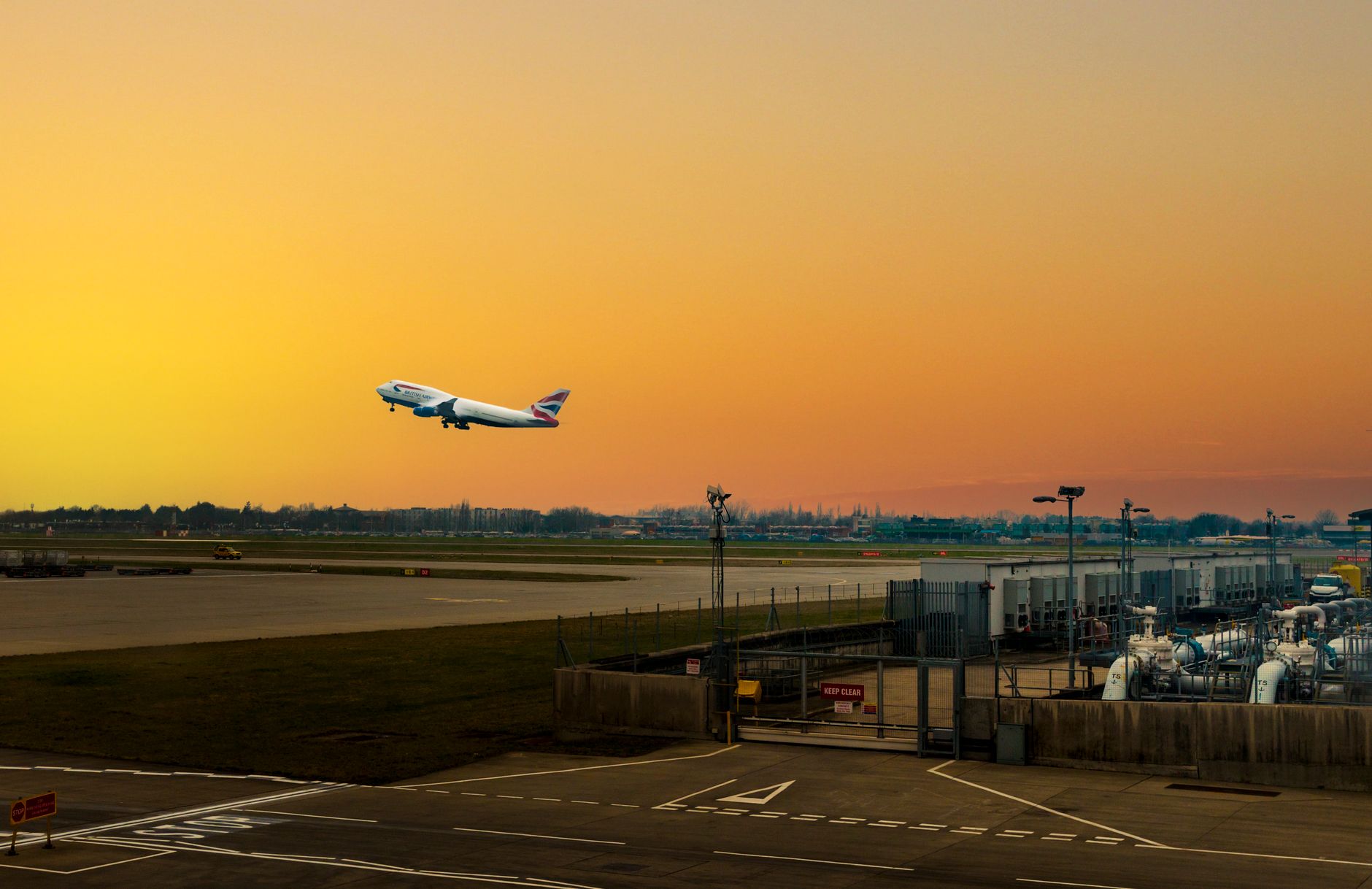 Terminal d'aéroport londonien avec voyageurs arrivant au Royaume-Uni en 2026