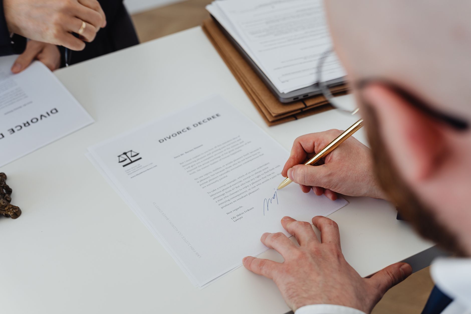 Personne renseignant son adresse de résidence sur des documents administratifs de voyage
