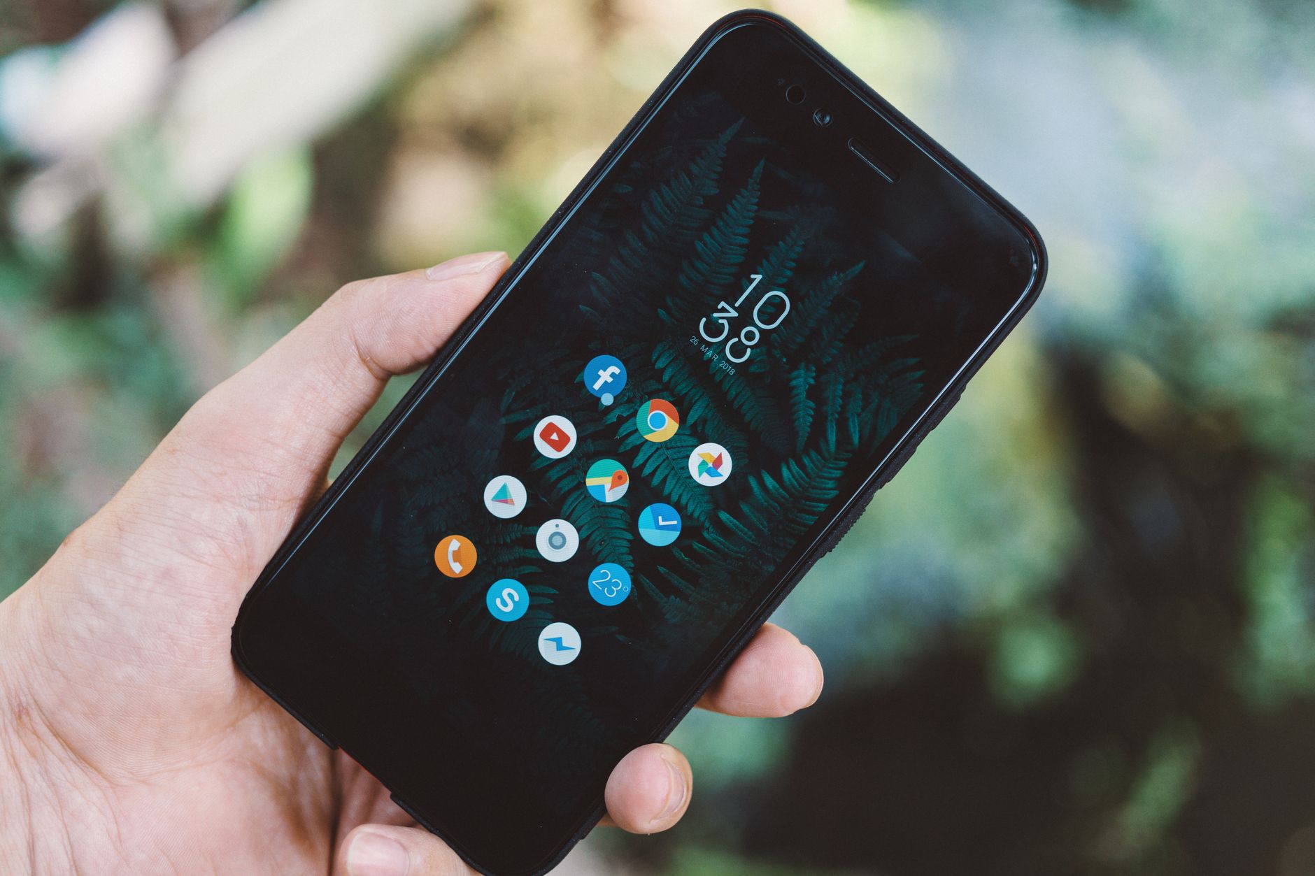 Voyageur consultant le statut de sa demande ETA UK sur un smartphone