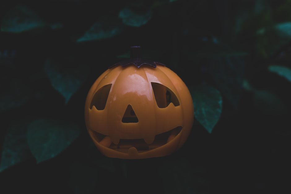 Foule déguisée célébrant Halloween dans une rue animée de Londres après la tombée de la nuit