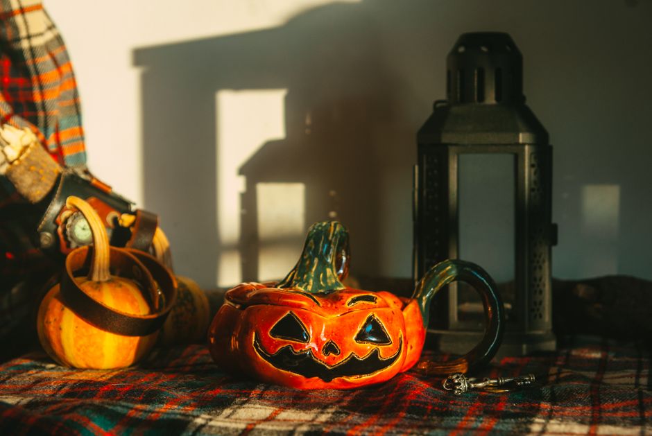Famille choisissant des citrouilles dans une ferme britannique par un après-midi d'automne