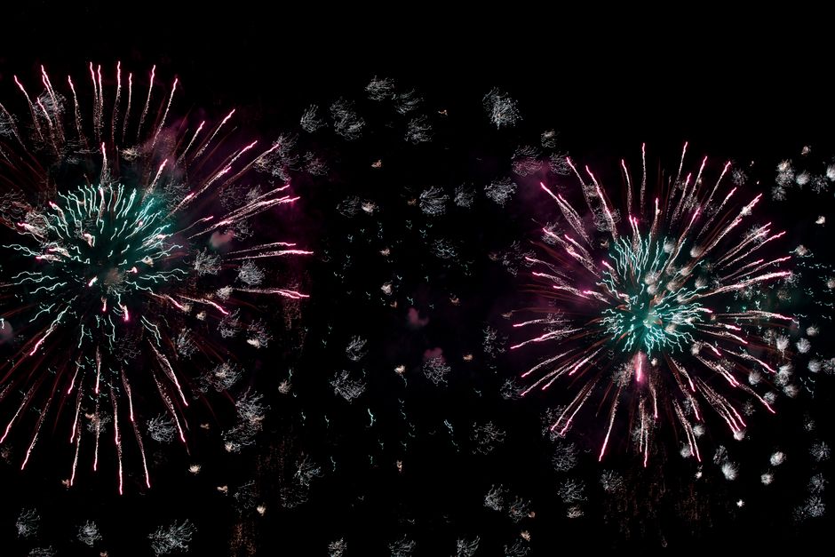 Cortège aux flambeaux dans une rue anglaise pour la célèbre soirée de Lewes