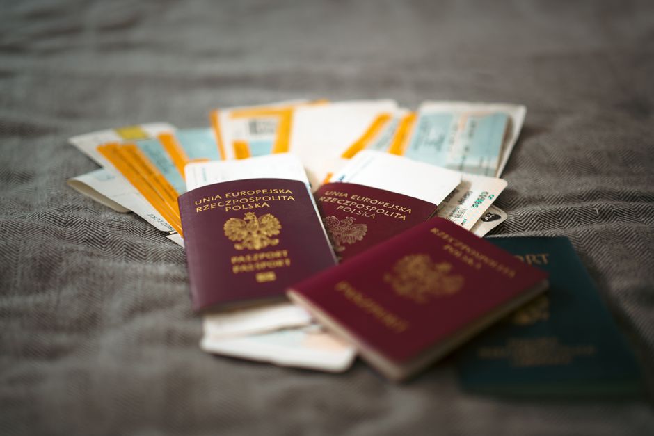 Bureau avec documents de demande de visa britannique et calculatrice