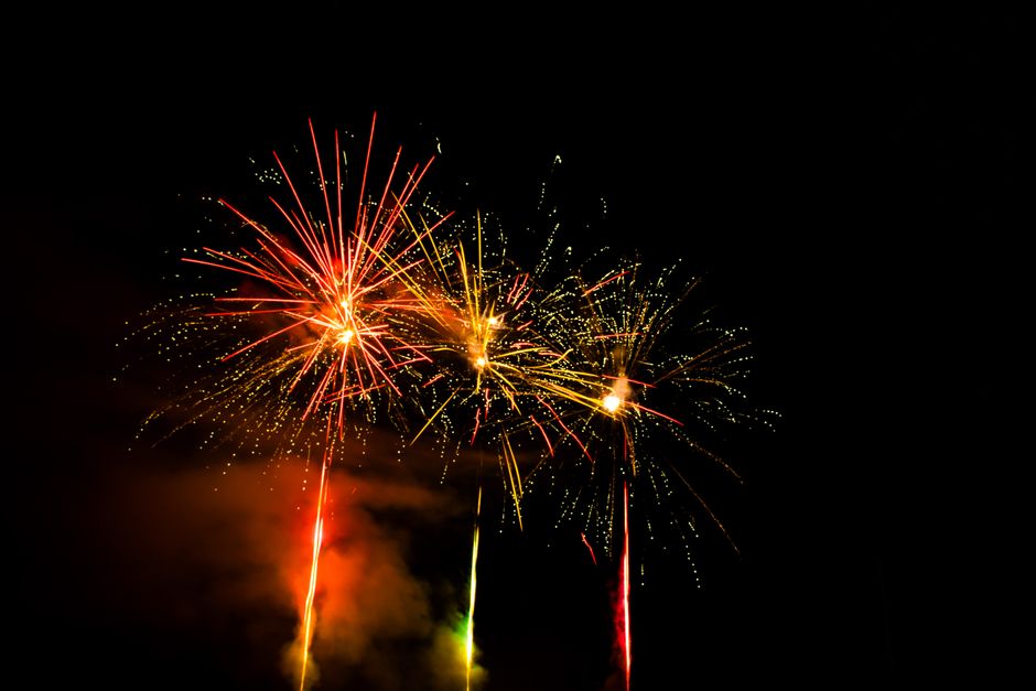 Grand bûcher communautaire brûlant dans la nuit pour la fête de Guy Fawkes