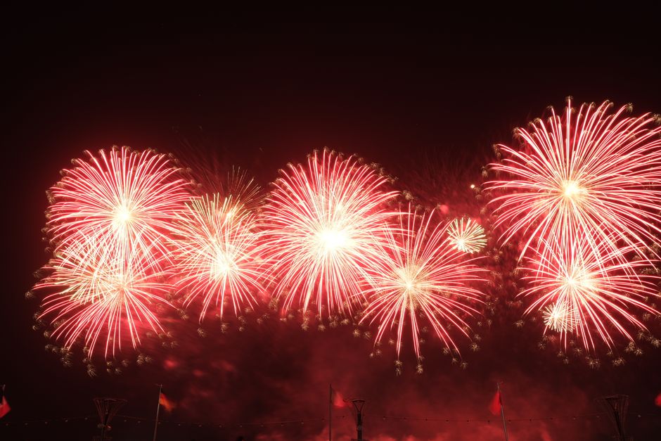 Foule emmitouflée regardant un feu d'artifice dans un parc londonien en novembre