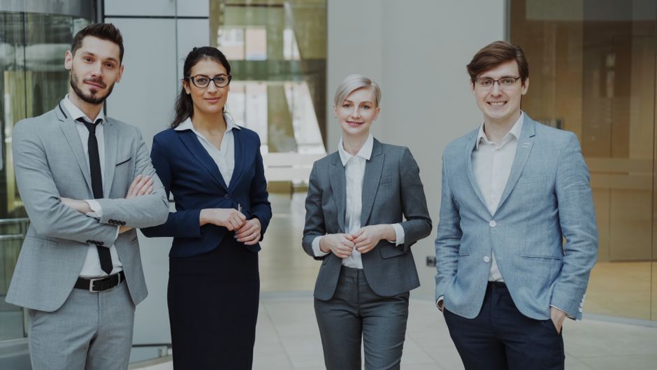 Conditions du visa travail Royaume-Uni affichées sur un écran d'ordinateur