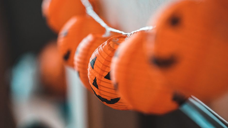 Décorations d'Halloween au Royaume-Uni avec citrouilles illuminées dans la nuit d'automne