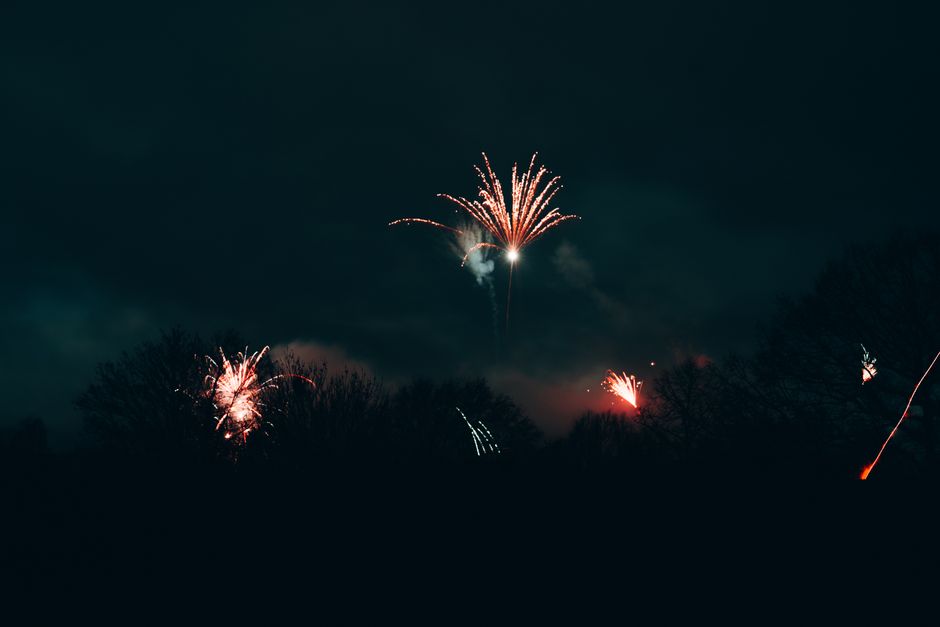 Feux d'artifice colorés illuminant le ciel lors de la Bonfire Night au Royaume-Uni le 5 novembre