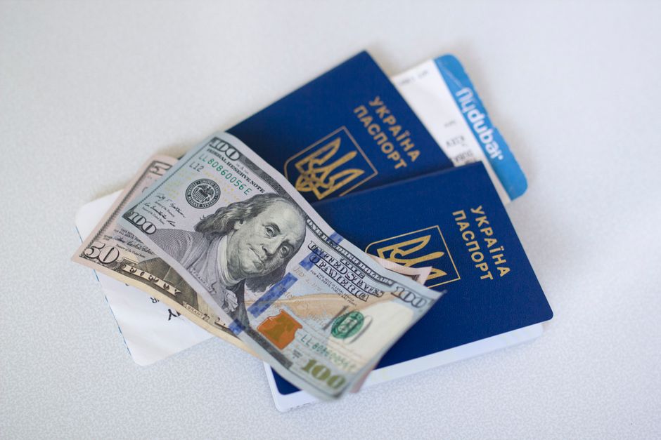 Ordinateur portable ouvert sur une demande de visa Royaume-Uni en ligne