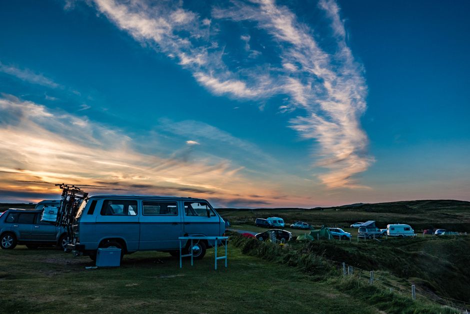 Camping-cars Volkswagen au coucher du soleil à Durness, en Écosse