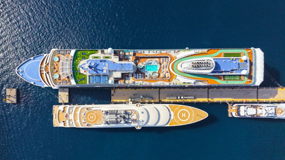 Bateau de croisière amarré dans un port britannique