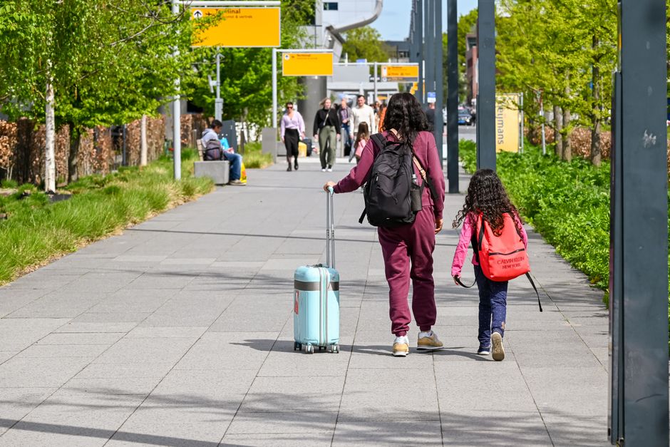 Famille avec valises dans un aéroport