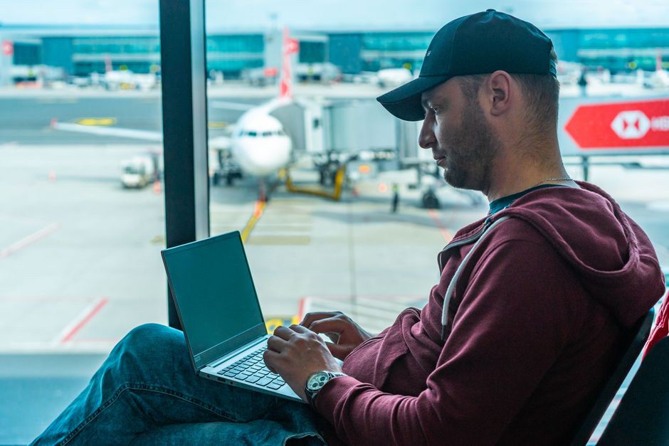 Voyageur reservant un vol en ligne avant de demander son ETA pour le Royaume-Uni