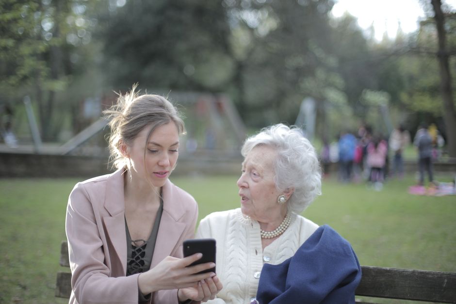 Voyageuse senior consultant son telephone avec ses documents de voyage