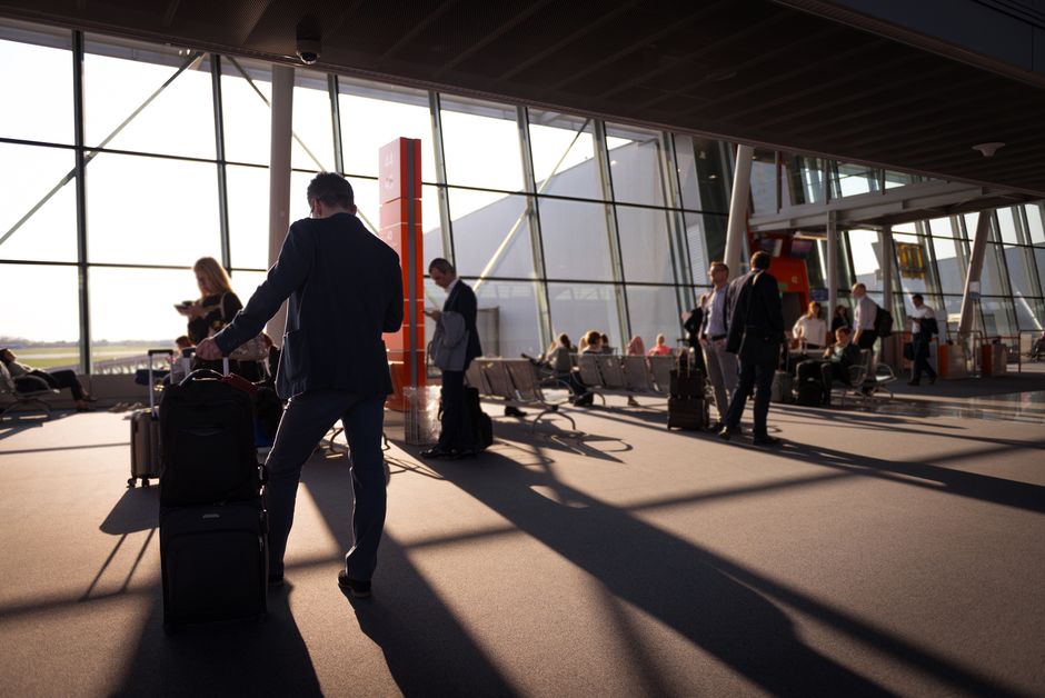 Voyageur pressse avec sa valise pour un depart de derniere minute a l'aeroport