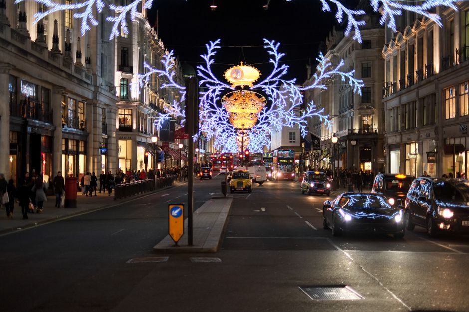 Passants en manteau d'hiver et parapluie dans une rue londonienne en décembre