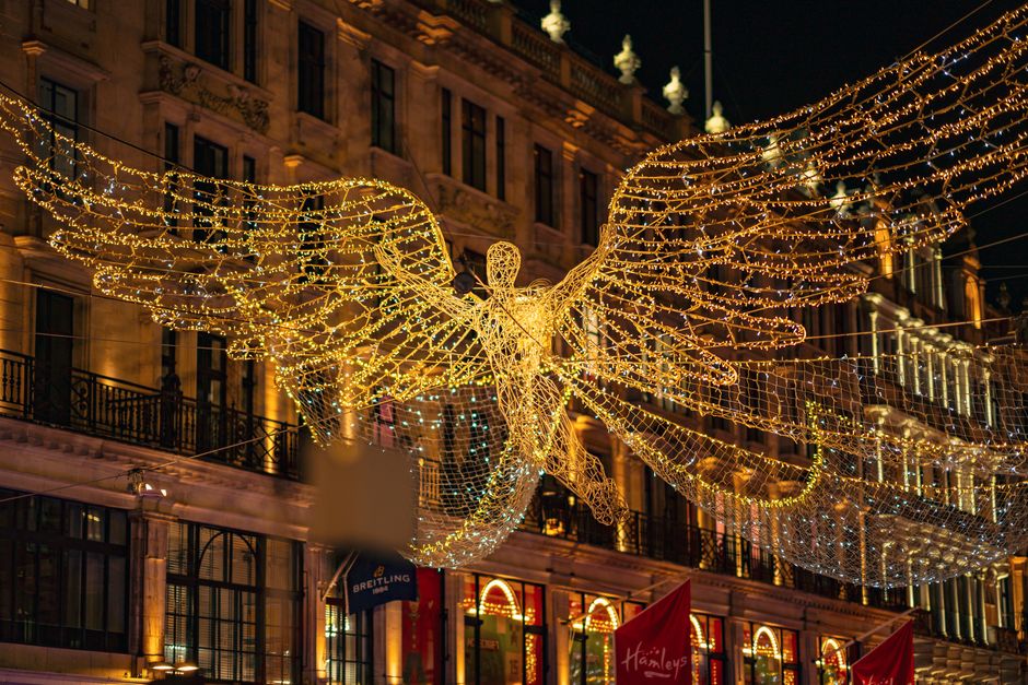 Illuminations de Noël au-dessus d'une rue commerçante de Londres en décembre