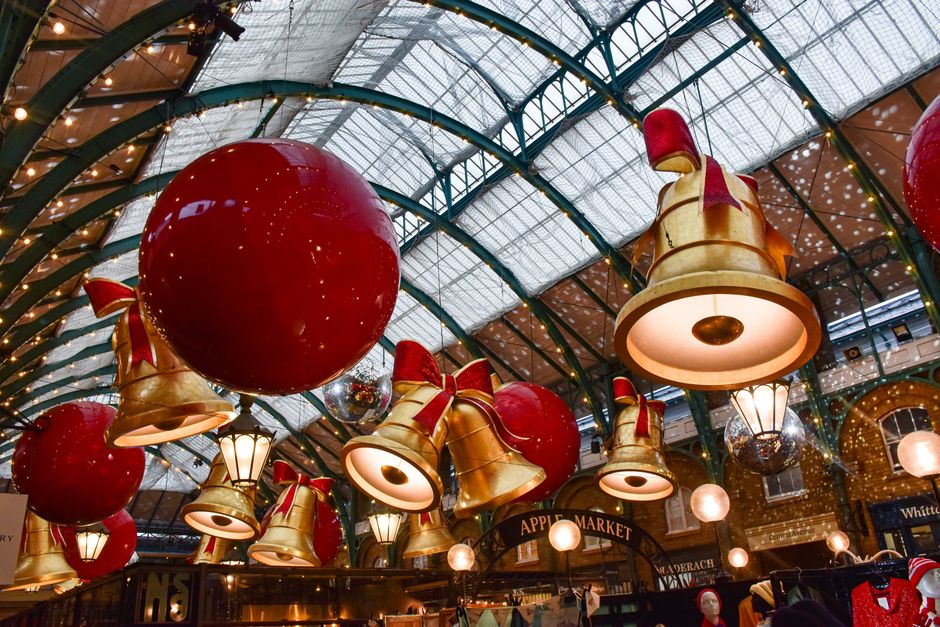 Chalets en bois et guirlandes d'un marché de Noël londonien