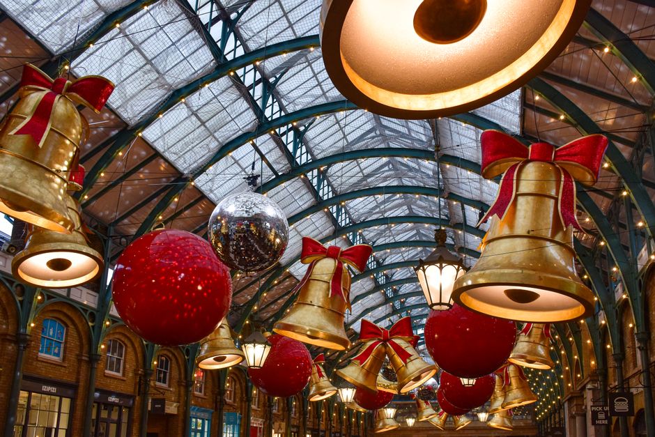 Patinoire en plein air décorée pour les fêtes à Londres