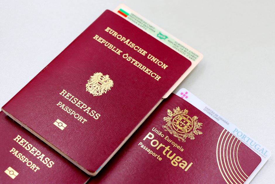Passeport et documents de voyage préparés pour un séjour à Londres