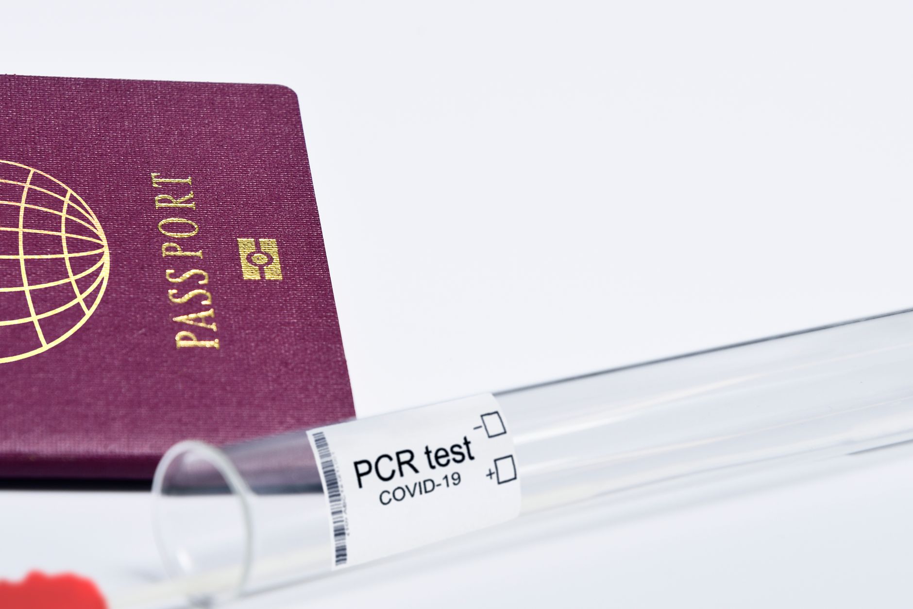 Poste de contrôle frontière britannique où un agent vérifie passeport et autorisation