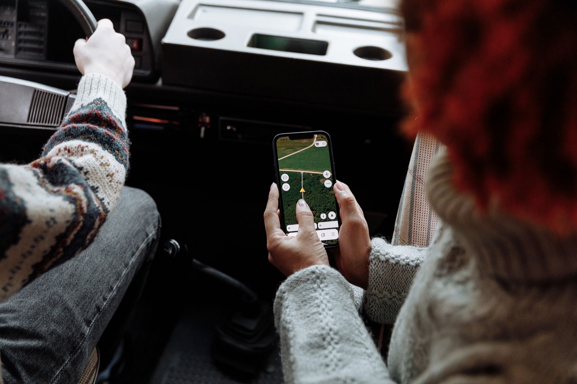 Personne remplissant la demande ETA sur l'application mobile après avoir réservé l'Eurostar
