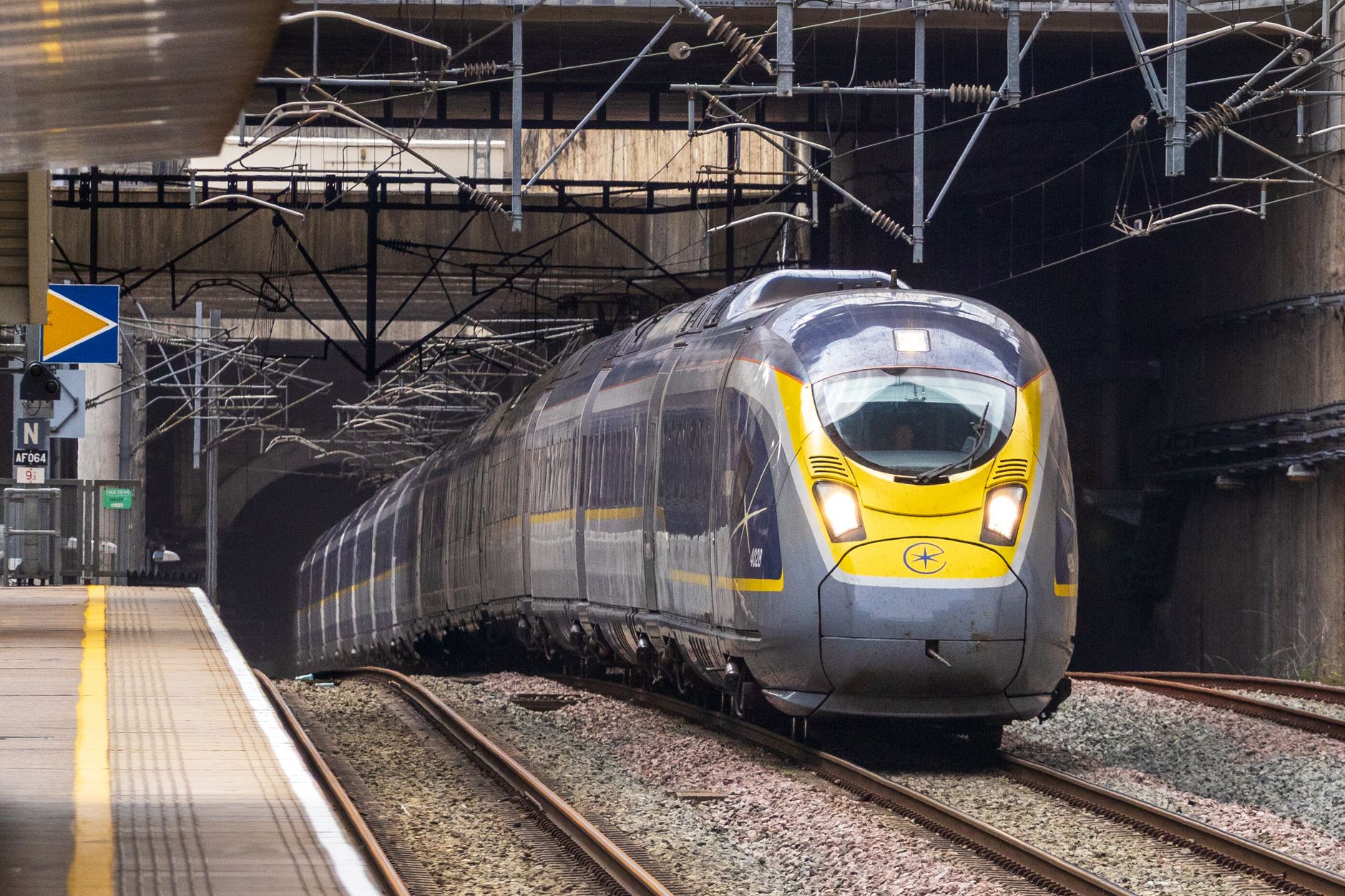 Rame Eurostar à quai dans une gare avant un départ vers Londres depuis Paris