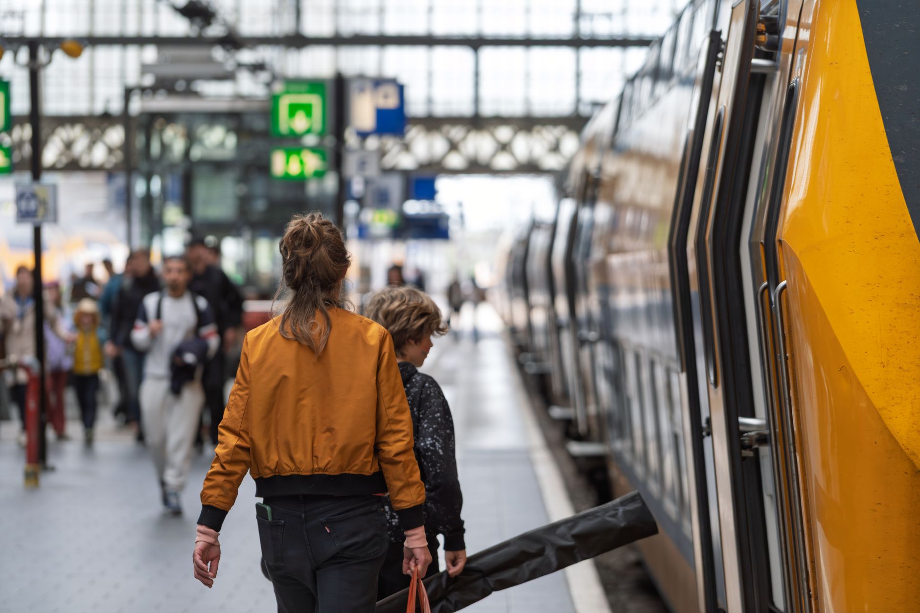 Voyageurs avec bagages dans le hall d'une gare avant d'embarquer dans l'Eurostar