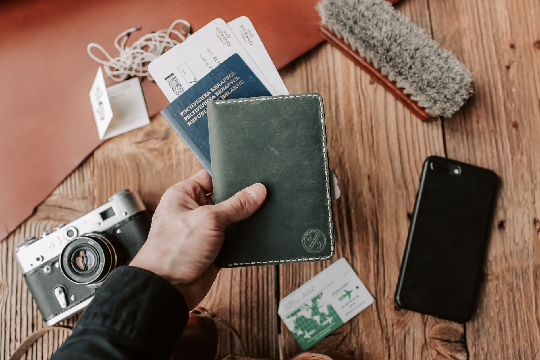 Passeport et carte d'embarquement tenus en main avec noms concordants pour le Royaume-Uni