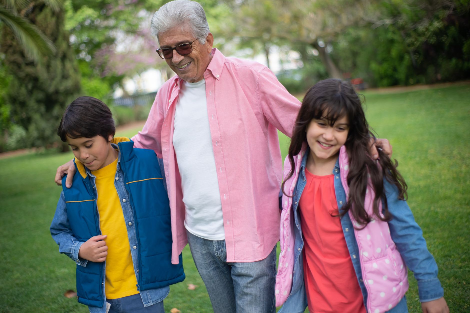 Grand-père et petits-enfants prêts à partir en voyage au Royaume-Uni avec leurs bagages