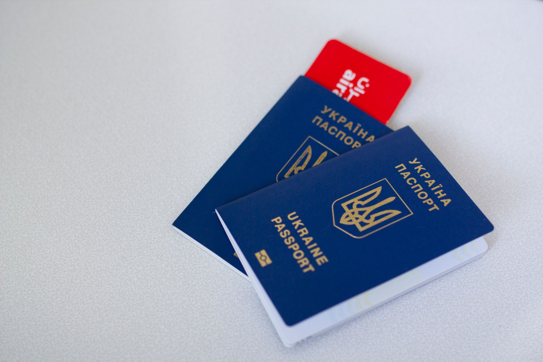 Plusieurs passeports posés sur une table avant une demande ETA pour toute la famille