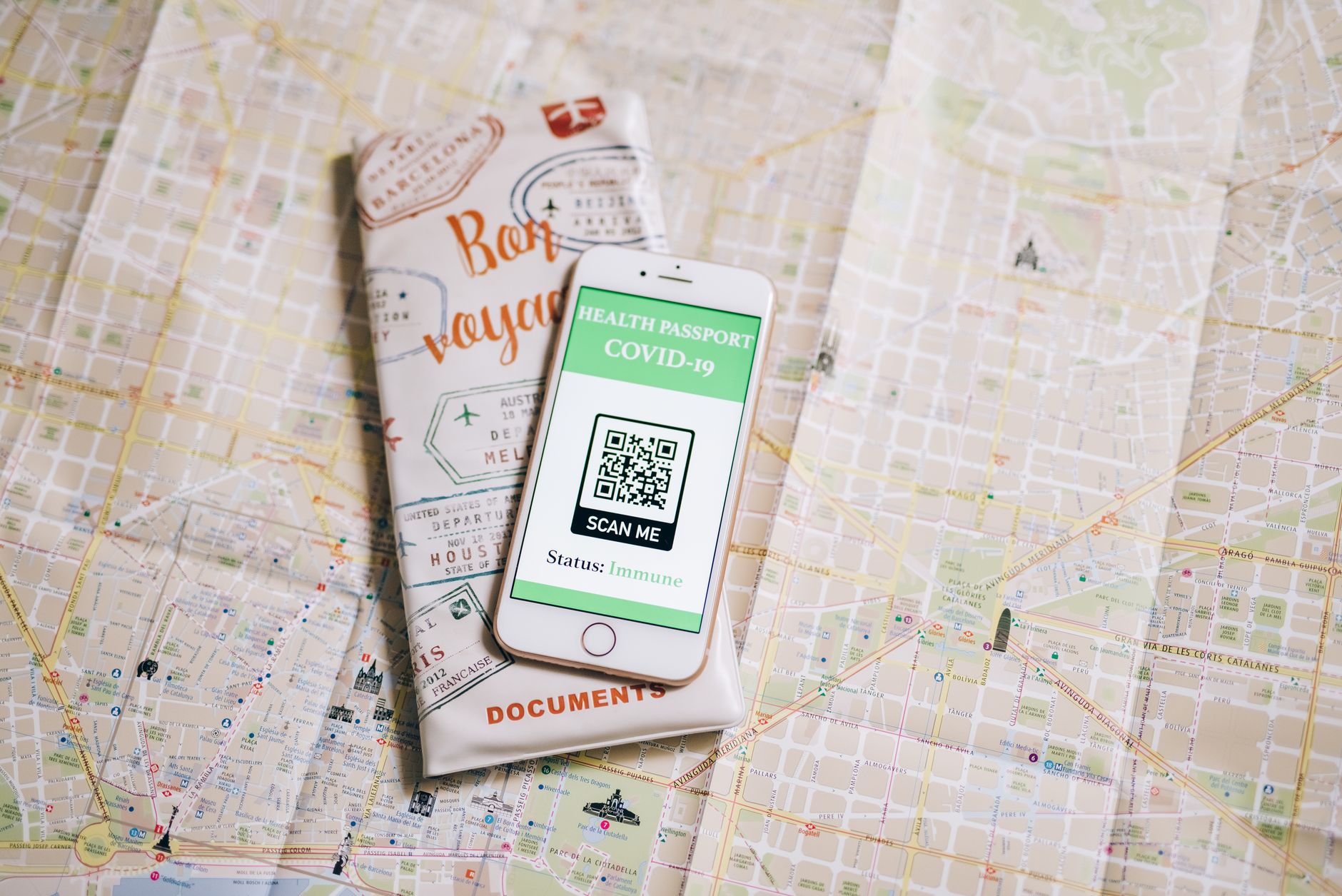 Main scannant la puce d'un passeport avec l'application officielle UK ETA sur téléphone