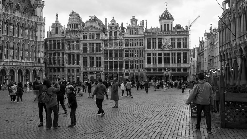Touristes belges marchant sur la Grand-Place de Bruxelles avant un voyage vers Londres