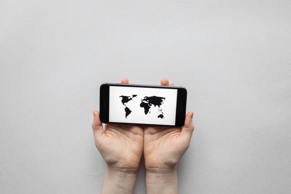 Voyageur remplissant le formulaire ETA en ligne sur son smartphone avec son passeport