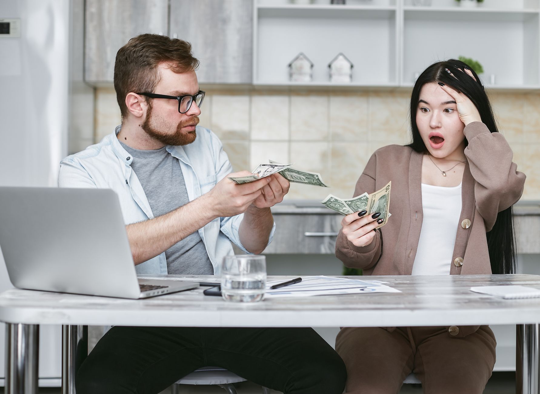 Parents calculant le budget ETA de toute la famille a 20 livres par personne pour 2026