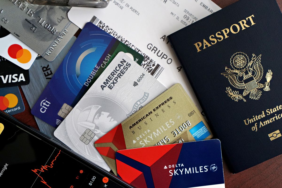 Passeport, cartes bancaires et carte d&rsquo;embarquement : les 20 £ de l&rsquo;ETA UK se paient en ligne avant le départ