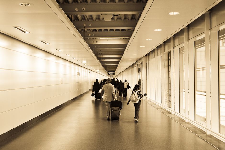 Retrouvailles familiales à l'aéroport britannique après un voyage avec ETA