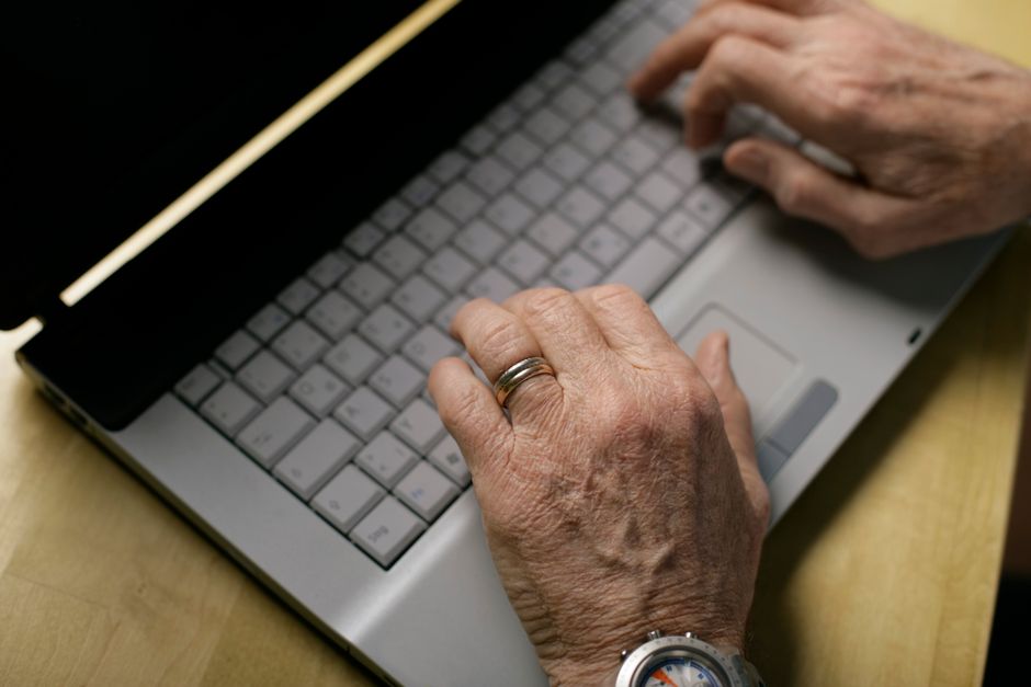 Personne âgée remplissant sa demande d'ETA en ligne pour rendre visite à sa fille