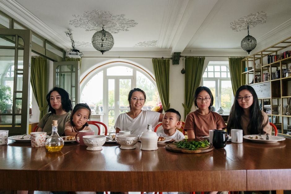 Repas de famille dans un salon britannique lors d'une visite privée sous ETA