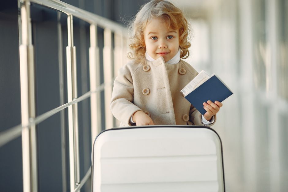 Enfant avec son passeport avant une visite aux grands-parents au Royaume-Uni
