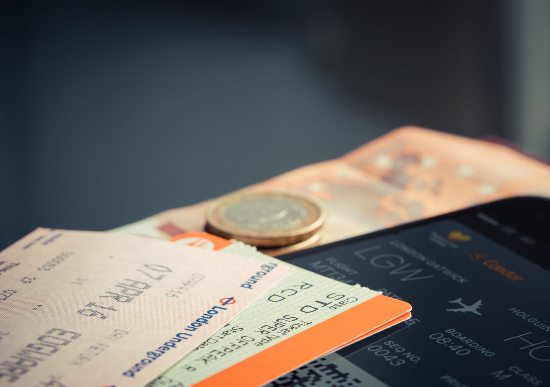 Réservation d'un billet de train Marseille-Londres sur smartphone