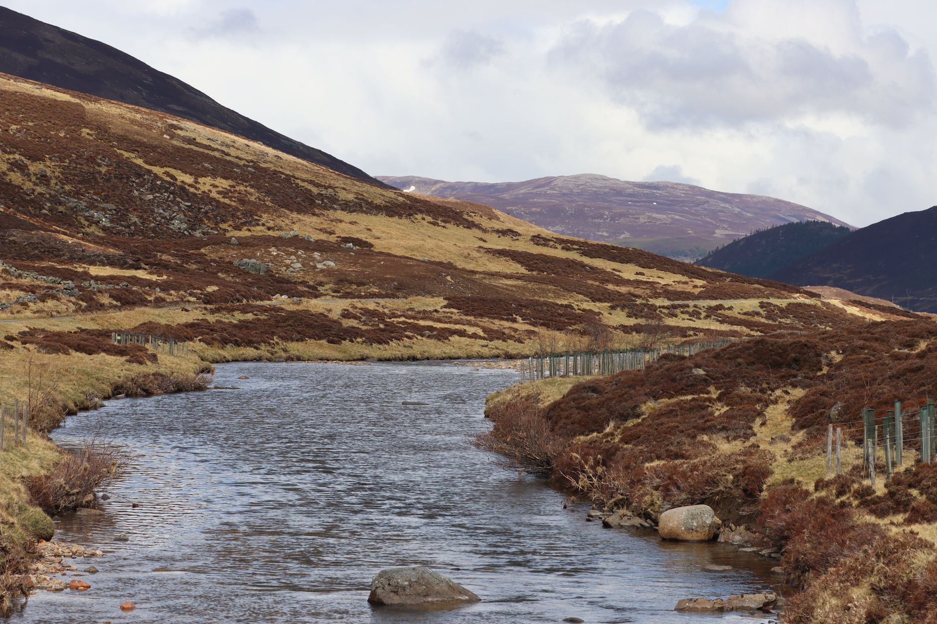 Paysage des Highlands écossais avec lochs et montagnes pour un voyage en Écosse