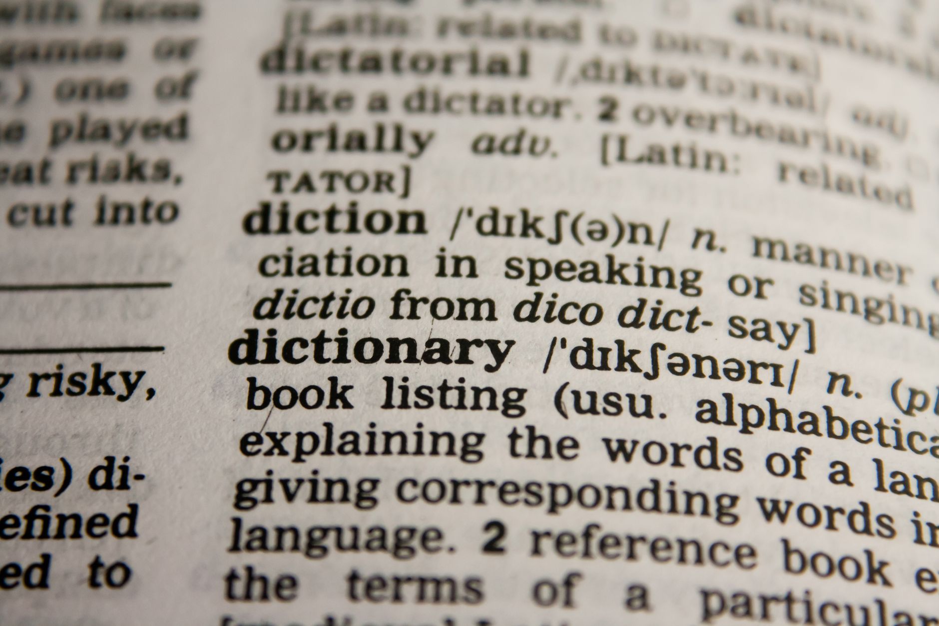 Carnet et dictionnaire pour traduire le vocabulaire du formulaire ETA en français