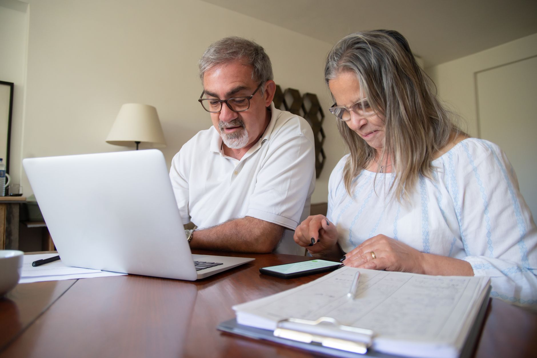 Couple de seniors vérifiant leur demande ETA UK avant de valider le paiement