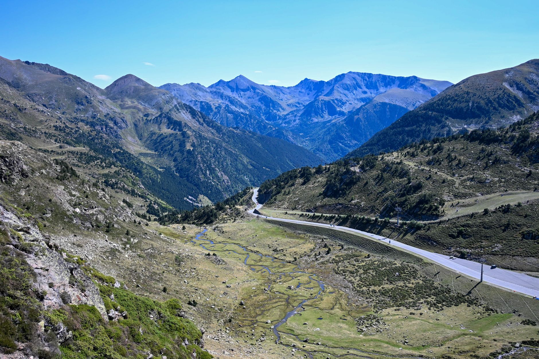 Montagnes des Pyrénées andorranes pour illustrer l'ETA nécessaire au Royaume-Uni