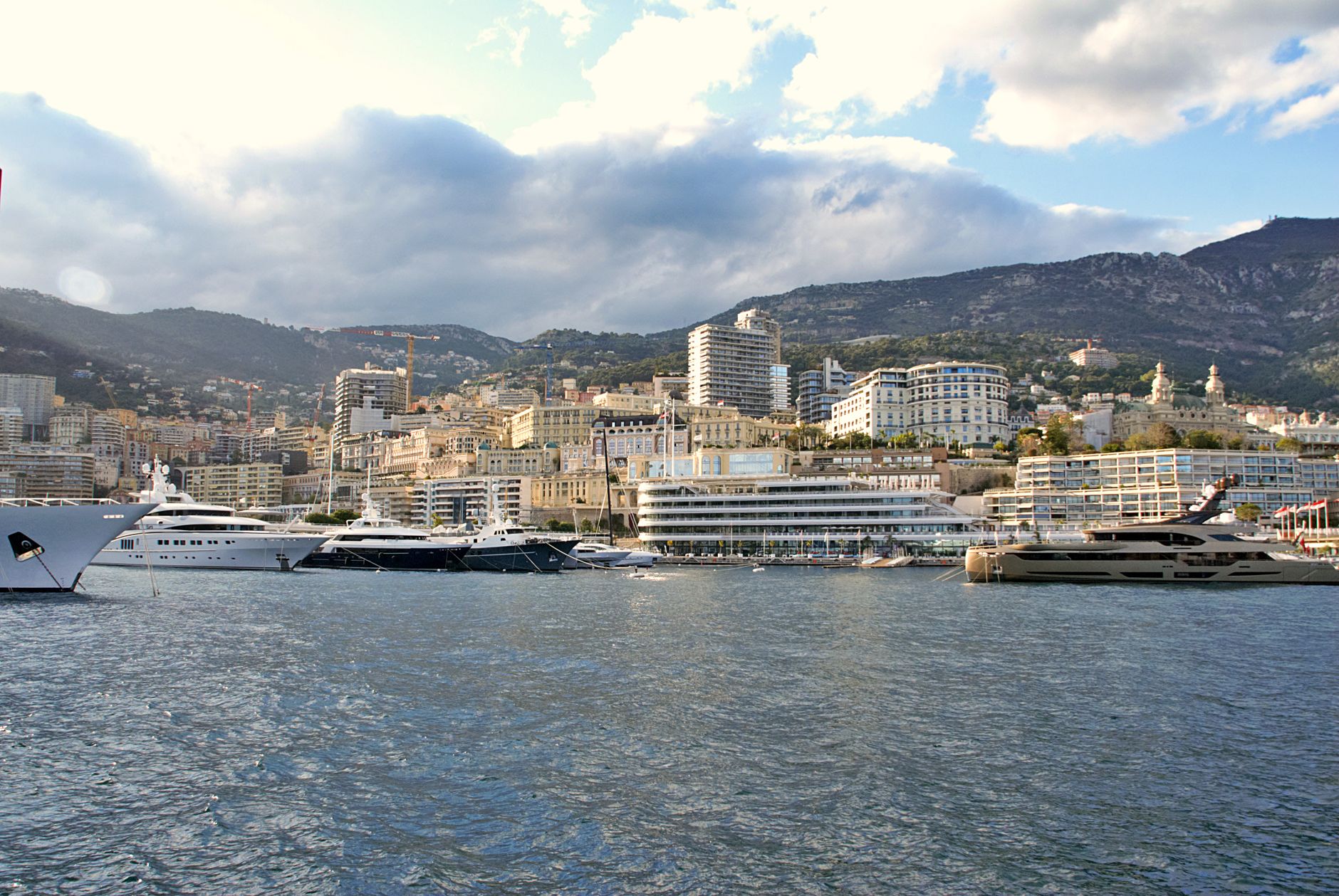 Vue de Monaco et de la Méditerranée pour illustrer l'ETA nécessaire au Royaume-Uni